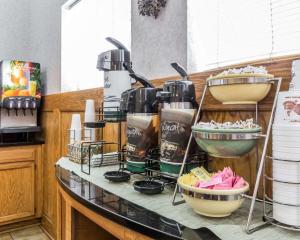 un ripiano con sopra un mucchio di cibo di Quality Inn Pell City I-20 exit 158 a Pell City