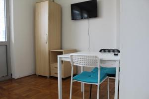 a white desk with a chair and a keyboard at Apartman Panorama 3 Glavna ulica in Užice