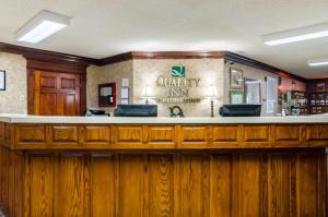 a bar in a restaurant with at Quality Inn Eureka Springs South in Eureka Springs