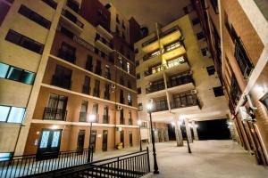 第比利斯Modern Avlabari in Old Town的两个高楼之间的一条小巷