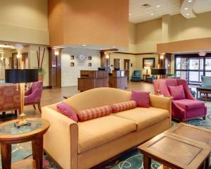 Area lobi atau resepsionis di Comfort Suites Texarkana Arkansas
