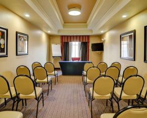 um quarto com um monte de cadeiras e um pódio em Comfort Inn & Suites Fort Smith I-540 em Fort Smith