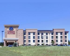 a building with a sign that reads comfort suites at Comfort Suites Texarkana Arkansas in Texarkana