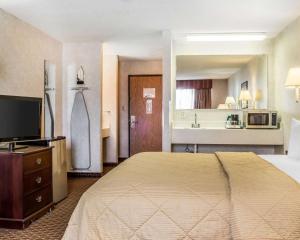 Un pat sau paturi într-o cameră la Quality Inn & Suites Yuma