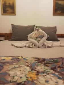 Un pat sau paturi într-o cameră la Dworek Krasickiego