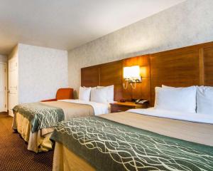 ein Hotelzimmer mit 2 Betten in einem Zimmer in der Unterkunft Comfort Inn Watsonville in Watsonville
