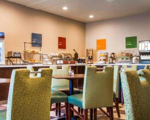 a restaurant with a table and chairs and a counter at Comfort Inn Watsonville in Watsonville +22 photos