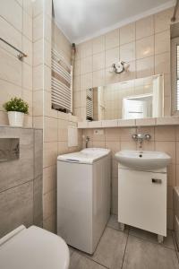 ワルシャワにあるNoctis Apartment Senatorskaのバスルーム(トイレ、洗面台付)