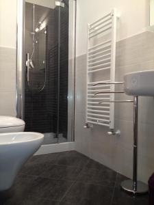 een badkamer met een douche, een toilet en een wastafel bij Le Ghiacciaie in Florence