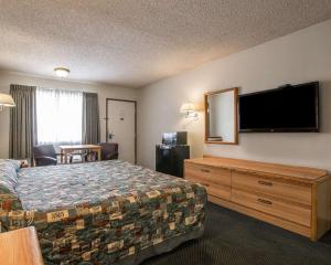 Кровать или кровати в номере Palm Inn Hotel near Tyler Mall Riverside