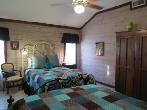 sypialnia z 2 łóżkami w pokoju w obiekcie Yellow House B&B w mieście Salado
