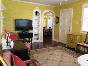 A television and/or entertainment centre at Yellow House B&B