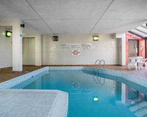 Bazén v ubytování Econo Lodge By the Falls nebo v jeho okolí