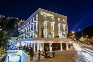 a large building on a city street at night at Hotel Moskva in Budva