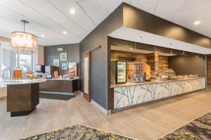 um lobby com uma loja com um balcão com comida em Wyndham Garden Summerville em Summerville
