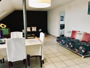 een woonkamer met een tafel en een bank bij FANTASIA a spacious beautiful apartment & affordable in Nossegem