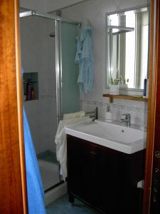Et badeværelse på A wonderful penthouse in Naples