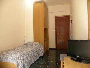 ein Hotelzimmer mit 2 Betten und einem Flachbild-TV in der Unterkunft Albergo La Neigra in Sestri Levante