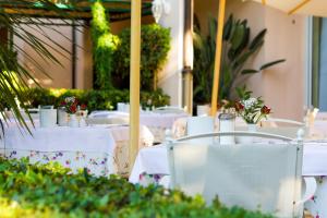 Κήπος έξω από το Hotel Marko