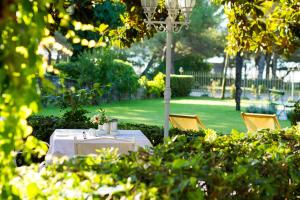 Κήπος έξω από το Hotel Marko