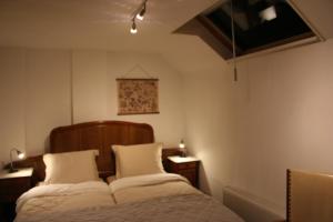 1 dormitorio con 2 camas y 2 mesitas de noche en Koperen keteltje, en Nieuwstadt