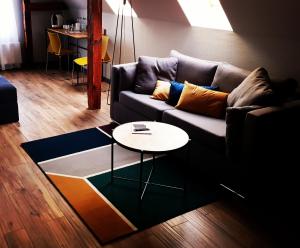 uma sala de estar com um sofá e uma mesa em Apartamenty I SORAU em Żary