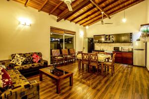 een woonkamer met een bank en een tafel bij Temple Pond Villa Colombo in Piliyandala