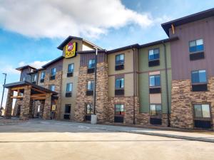 un hotel con un cartello sulla parte anteriore di My Place Hotel-Hastings, NE a Hastings