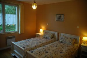 1 dormitorio con 2 camas y ventana en Chambre D'Hôtes Mont D'Hermine, en Arradon