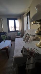 - une chambre avec 2 lits et une fenêtre dans l'établissement Tsiboulas Cretan Cottage, à Kritsa