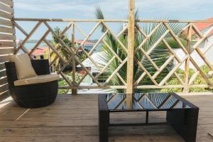 a chair and a coffee table on a balcony at Cliff's Hostel in La Gruta