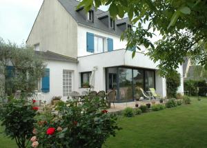 Casa blanca con ventanas azules y patio en Chambre D'Hôtes Mont D'Hermine, en Arradon