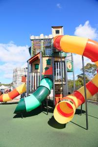 un parque infantil con tobogán en Ingenia Holidays Ulladulla, en Ulladulla