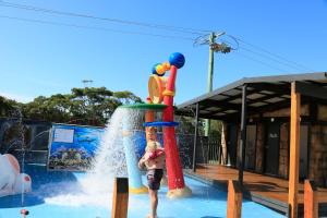 阿勒达拉Ingenia Holidays Ulladulla的一名小孩在水上公园玩耍
