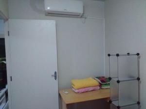 um quarto com uma secretária, uma porta branca e uma cama em BEIRA MAR DE JATIÚCA em Maceió