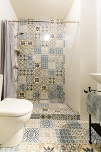 第比利斯Modern Avlabari in Old Town的带马桶和淋浴的浴室 更多48张照片