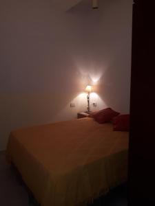 una camera da letto con un letto con una lampada sopra di Apartamento Hernandez a Villa Mercedes