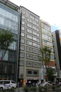 京都市にあるチェックイン四条烏丸の消防車が前に建つ高層ビル