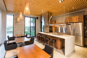 een keuken met houten plafonds en houten tafels en stoelen bij Island Sunrise in Dongshan
