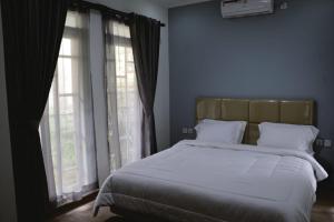 Postel nebo postele na pokoji v ubytování Diyar Villas Puncak M6-11