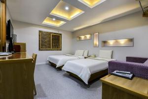 מיטה או מיטות בחדר ב-Amour Hotel