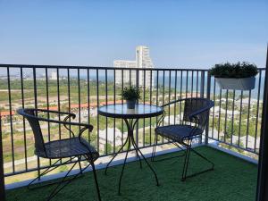 d'une table et de chaises sur un balcon avec vue. dans l'établissement Blu Condo (Chaam - Huahin), à Cha Am