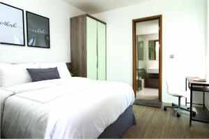 Tempat tidur dalam kamar di Ariama Serviced Residence
