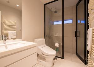 Un baño con inodoro, lavabo y ducha. en Yotei Yama House, en Kutchan 8 fotos más