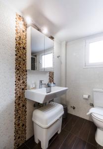 biała łazienka z umywalką i toaletą w obiekcie Luxury penthouse with amazing view! w Atenach