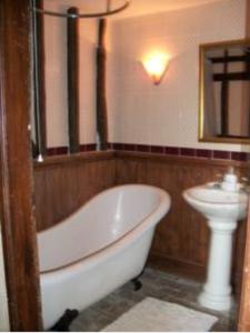 A bathroom at The Walnuts Country House 