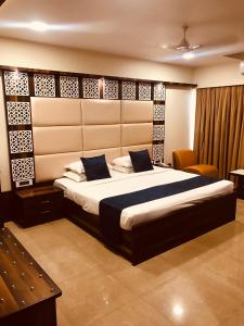 מיטה או מיטות בחדר ב-Jyoti Dwelling Hotel