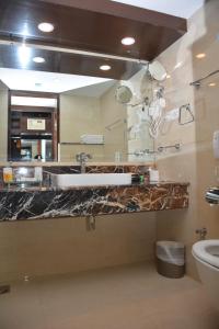 Phòng tắm tại Islamabad Hotel
