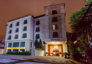 un gran edificio blanco con una puerta en la parte delantera en Grand Hotel Boutique en Rzeszów