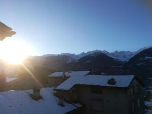 Vista generica sulle montagne o vista sulle montagne dall'interno dell'hotel